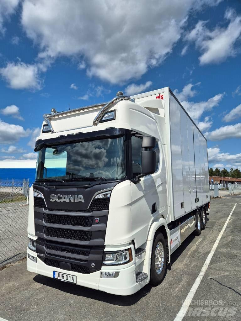 Scania R 590 Samochody ciężarowe ze skrzynią zamkniętą