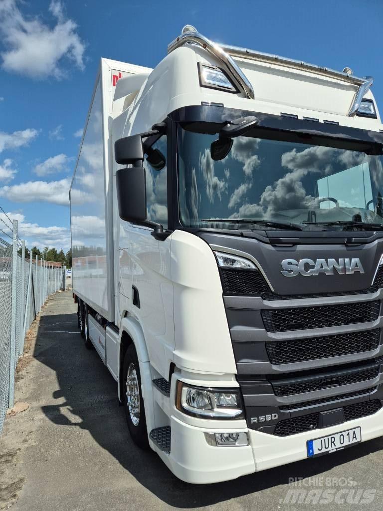 Scania R 590 Samochody ciężarowe ze skrzynią zamkniętą