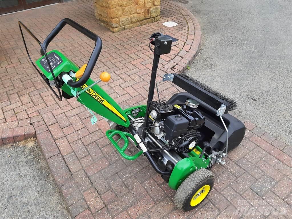 John Deere 220SL Kosiarki mechaniczne z operatorem za maszyną