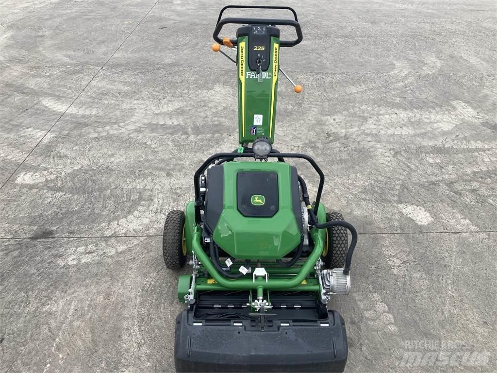John Deere 225 E-cut Kosiarki mechaniczne z operatorem za maszyną