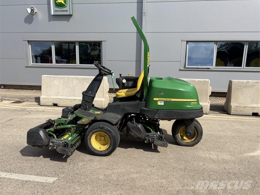 John Deere 2500E Kosiarki mechaniczne z operatorem za maszyną