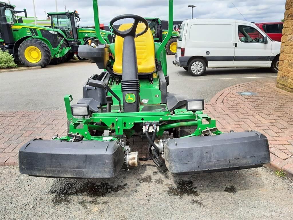 John Deere 2500EH Kosiarki mechaniczne z operatorem za maszyną