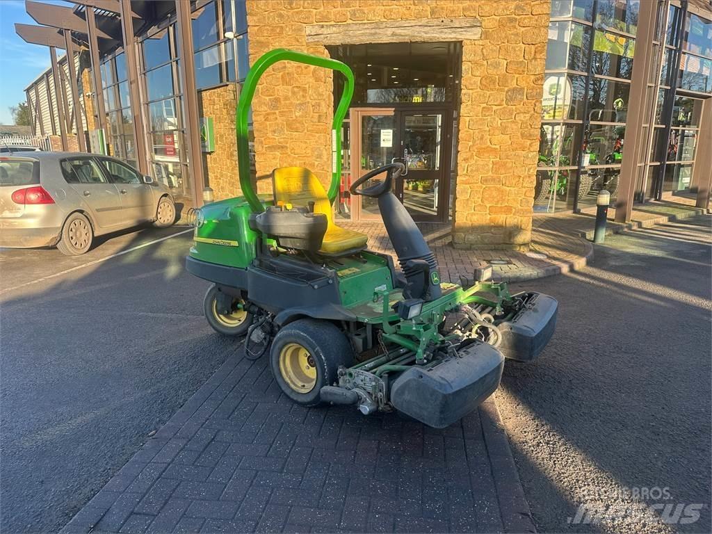 John Deere 2500EH Kosiarki mechaniczne z operatorem za maszyną