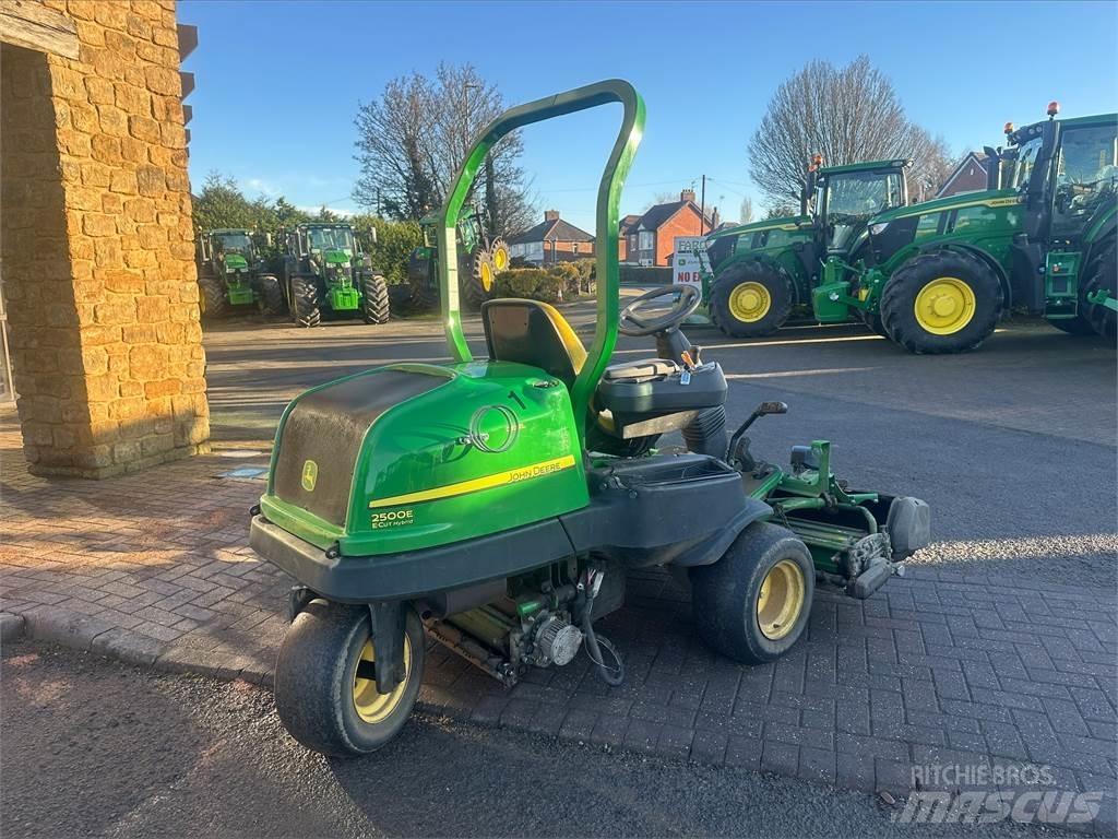 John Deere 2500EH Kosiarki mechaniczne z operatorem za maszyną