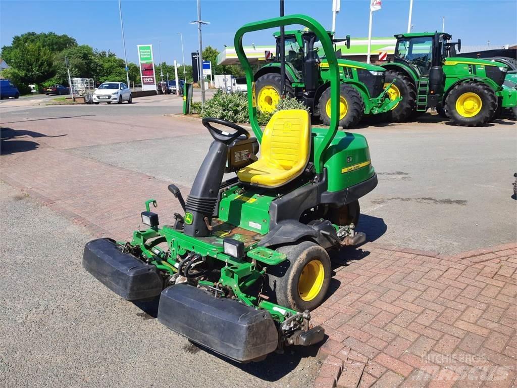 John Deere 2500EH Kosiarki mechaniczne z operatorem za maszyną
