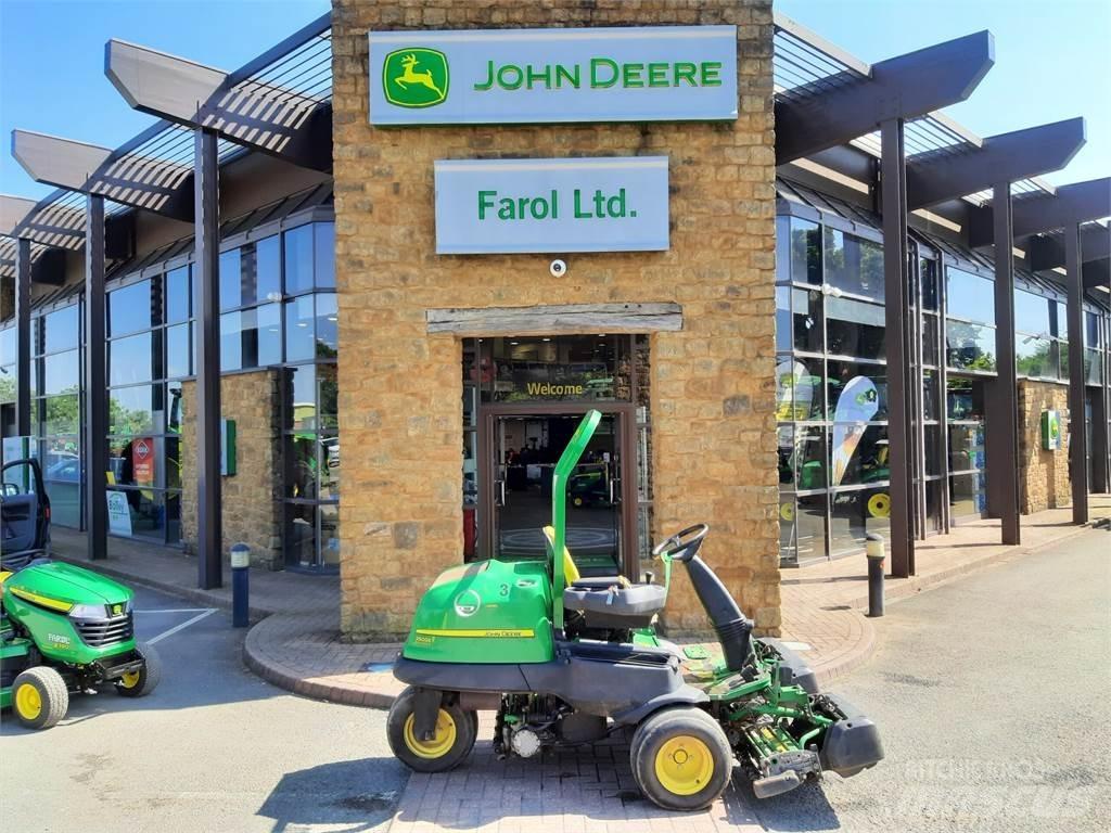 John Deere 2500EH Kosiarki mechaniczne z operatorem za maszyną