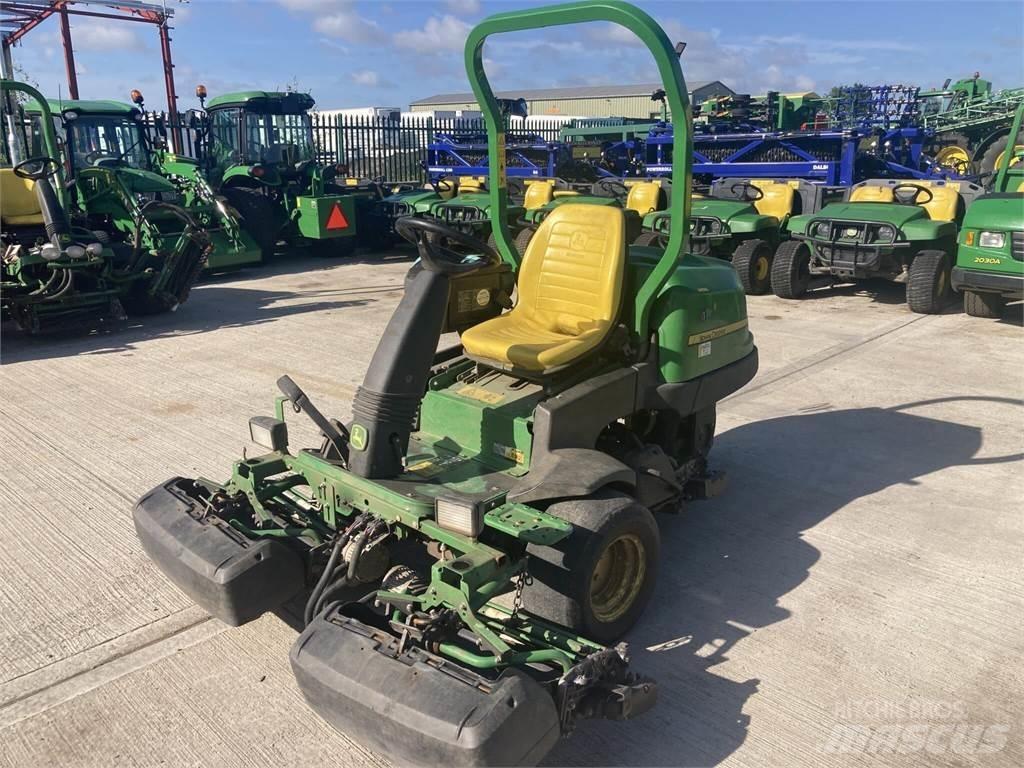 John Deere 2500EH Kosiarki mechaniczne z operatorem za maszyną