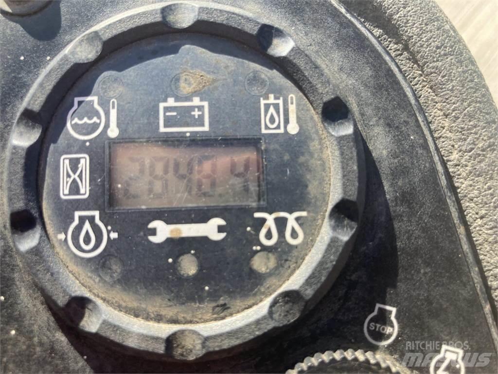 John Deere 2500EH Kosiarki mechaniczne z operatorem za maszyną