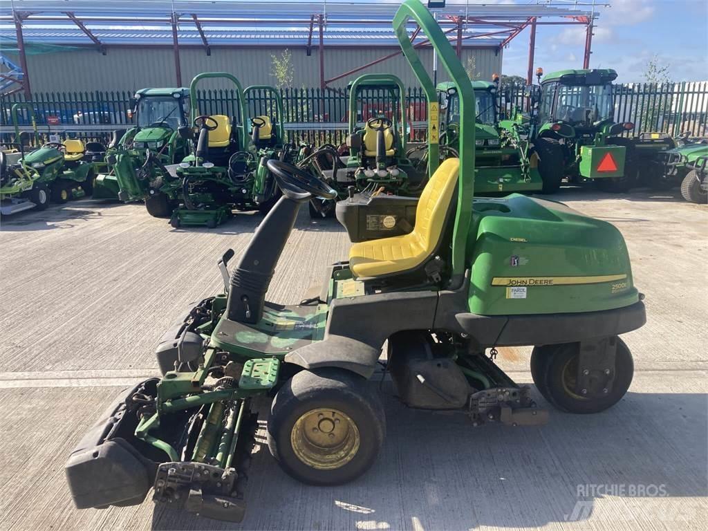 John Deere 2500EH Kosiarki mechaniczne z operatorem za maszyną