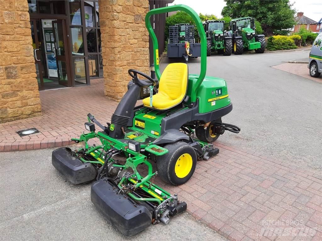 John Deere 2500EH Kosiarki mechaniczne z operatorem za maszyną