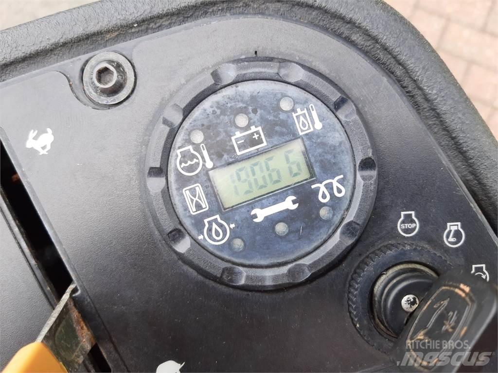 John Deere 2500EH Kosiarki mechaniczne z operatorem za maszyną