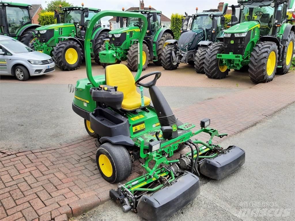 John Deere 2500EH Kosiarki mechaniczne z operatorem za maszyną
