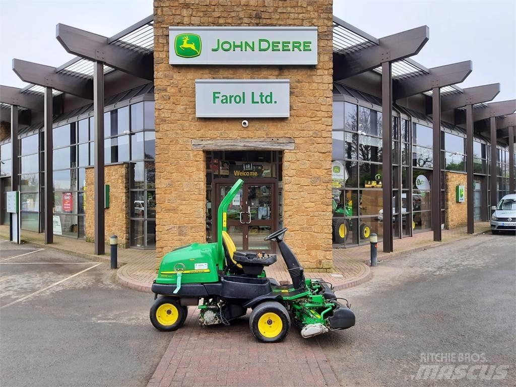 John Deere 2500EH Kosiarki mechaniczne z operatorem za maszyną