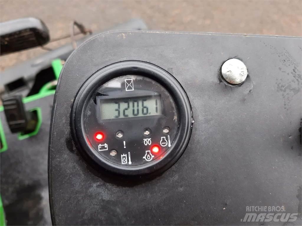 John Deere 2500EH Kosiarki mechaniczne z operatorem za maszyną