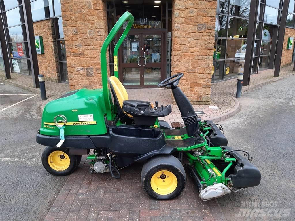 John Deere 2500EH Kosiarki mechaniczne z operatorem za maszyną