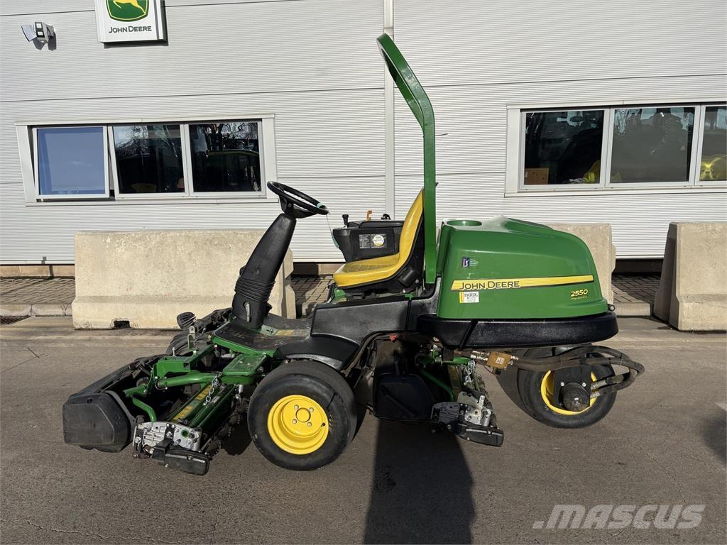 John Deere 2550 Kosiarki mechaniczne z operatorem za maszyną