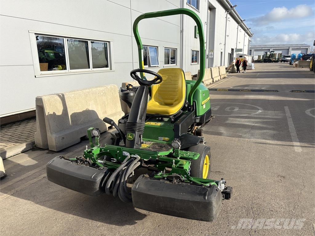 John Deere 2550 Kosiarki mechaniczne z operatorem za maszyną