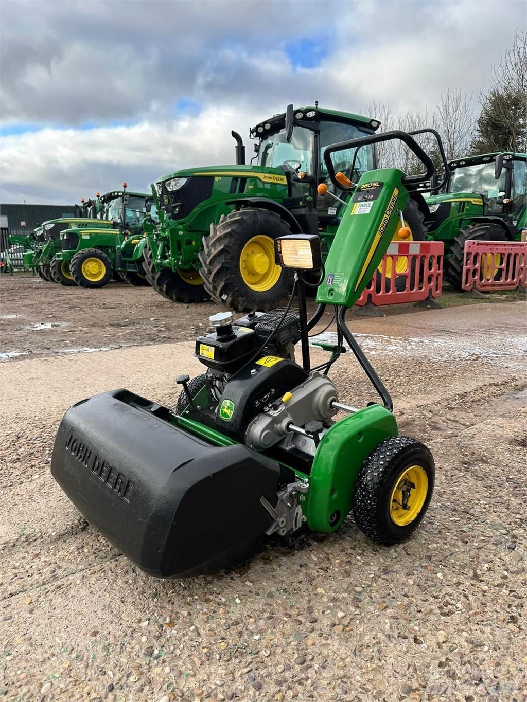 John Deere 260SL Kosiarki mechaniczne z operatorem za maszyną