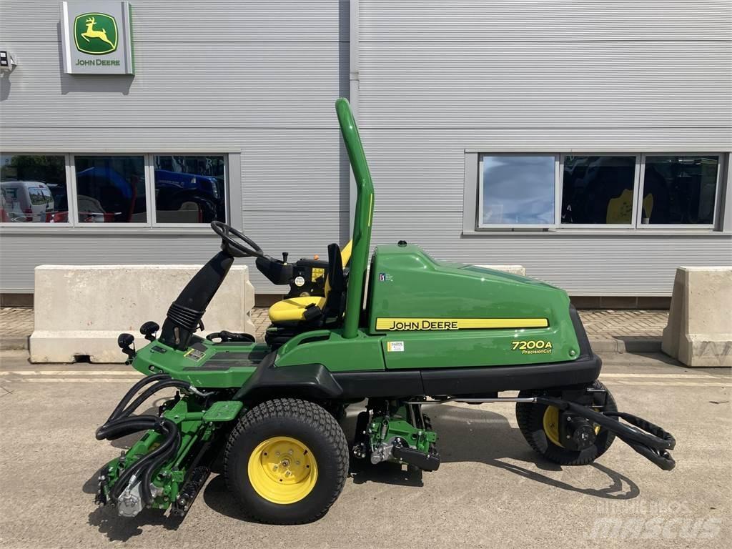 John Deere 7200A Kosiarki mechaniczne z operatorem za maszyną