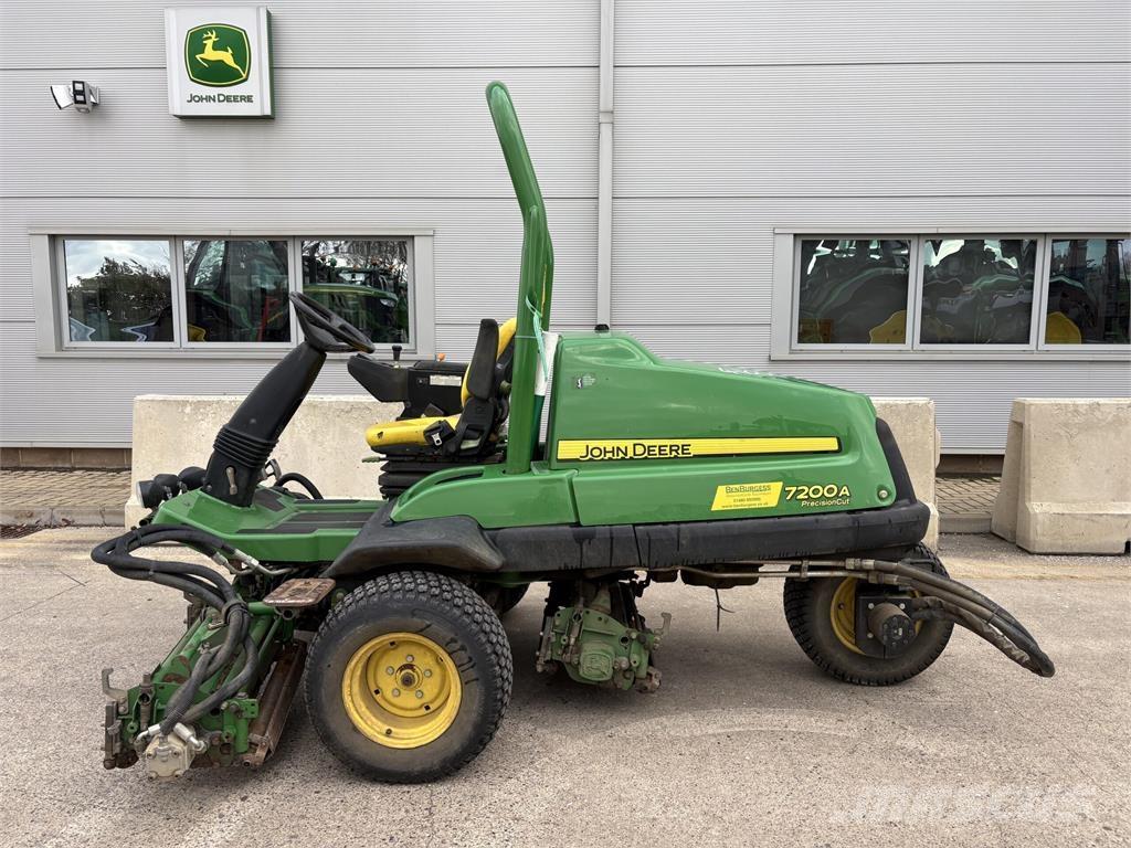John Deere 7200A Kosiarki mechaniczne z operatorem za maszyną