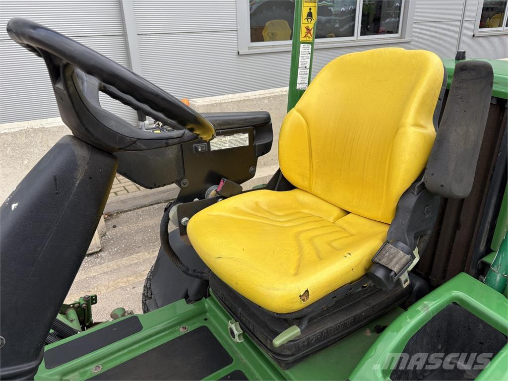 John Deere 7200A Kosiarki mechaniczne z operatorem za maszyną