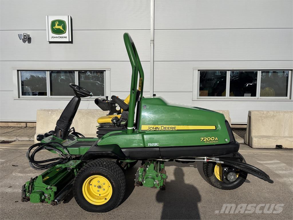 John Deere 7200A Kosiarki mechaniczne z operatorem za maszyną