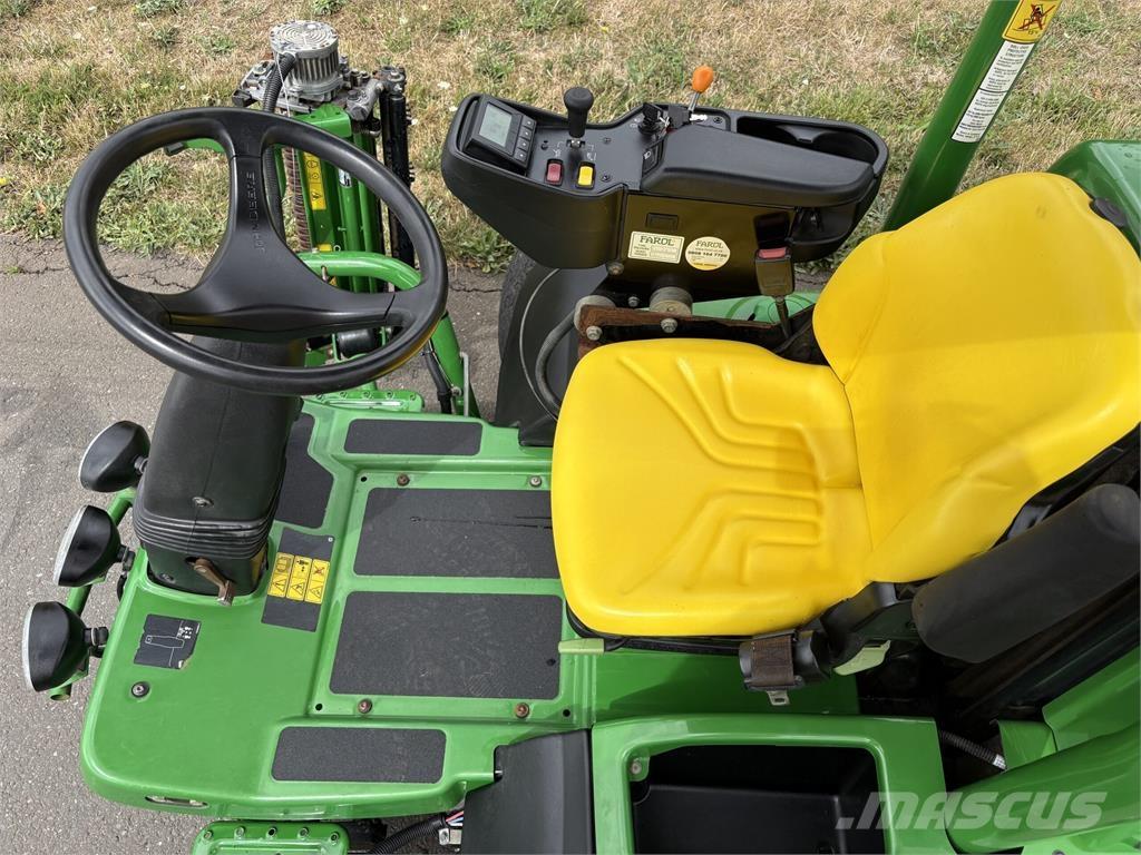 John Deere 7500AE Kosiarki mechaniczne z operatorem za maszyną