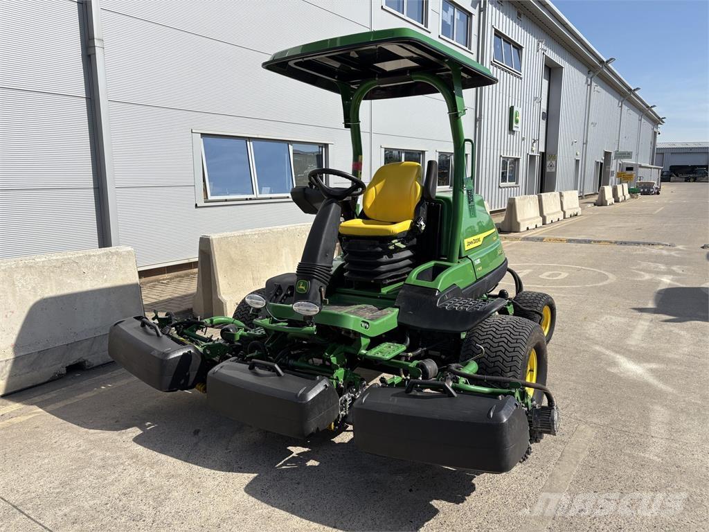 John Deere 7500AE Kosiarki mechaniczne z operatorem za maszyną