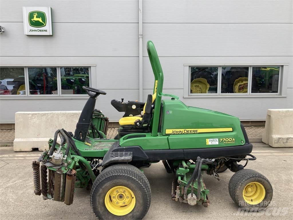 John Deere 7700A Kosiarki mechaniczne z operatorem za maszyną