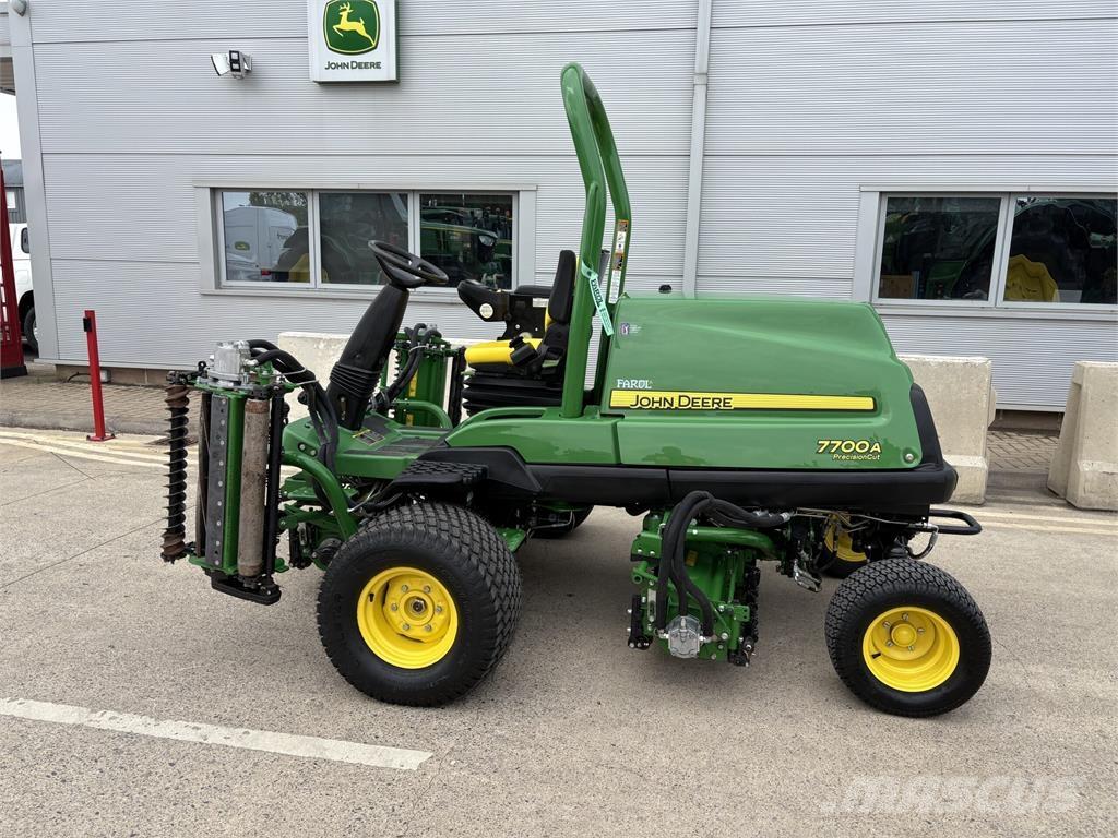 John Deere 7700A Kosiarki mechaniczne z operatorem za maszyną