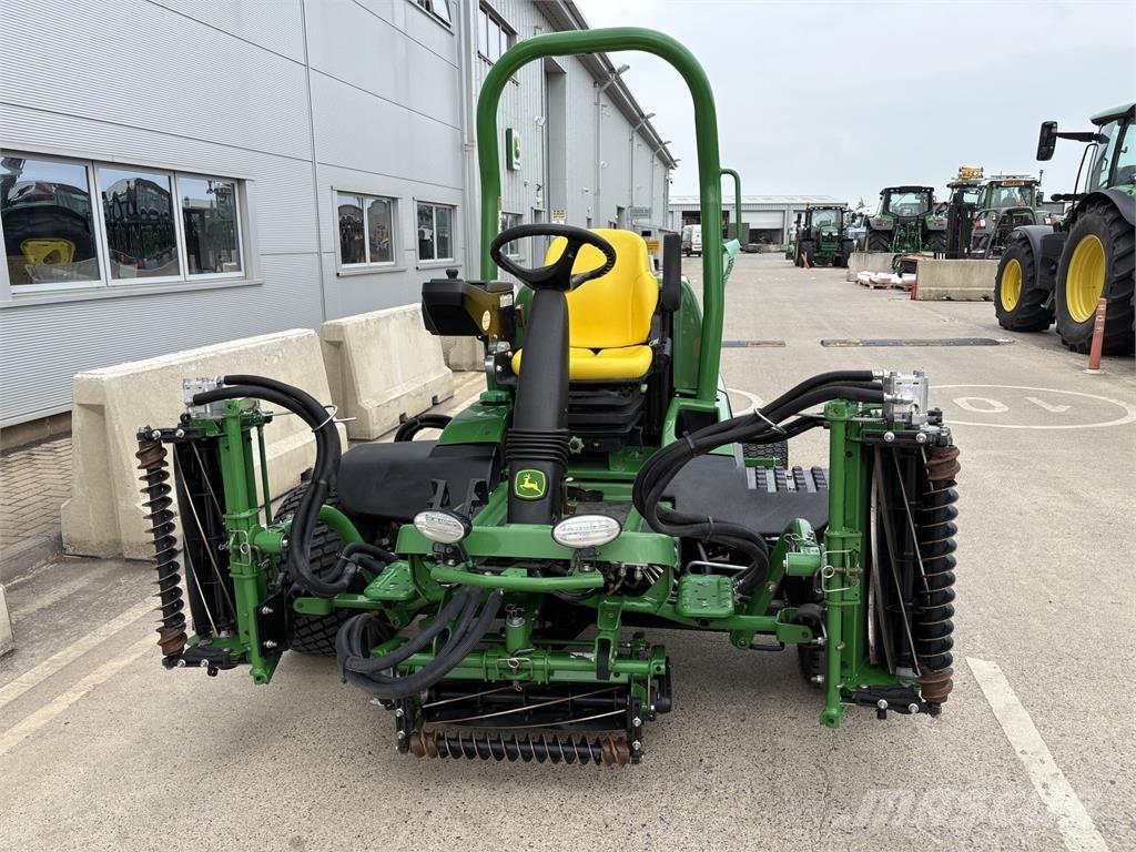 John Deere 7700A Kosiarki mechaniczne z operatorem za maszyną
