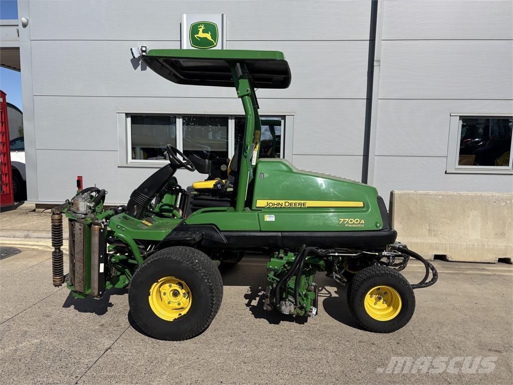John Deere 7700A Kosiarki mechaniczne z operatorem za maszyną