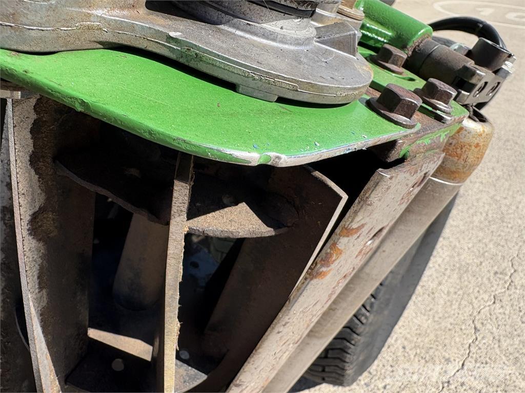 John Deere 7700A Kosiarki mechaniczne z operatorem za maszyną