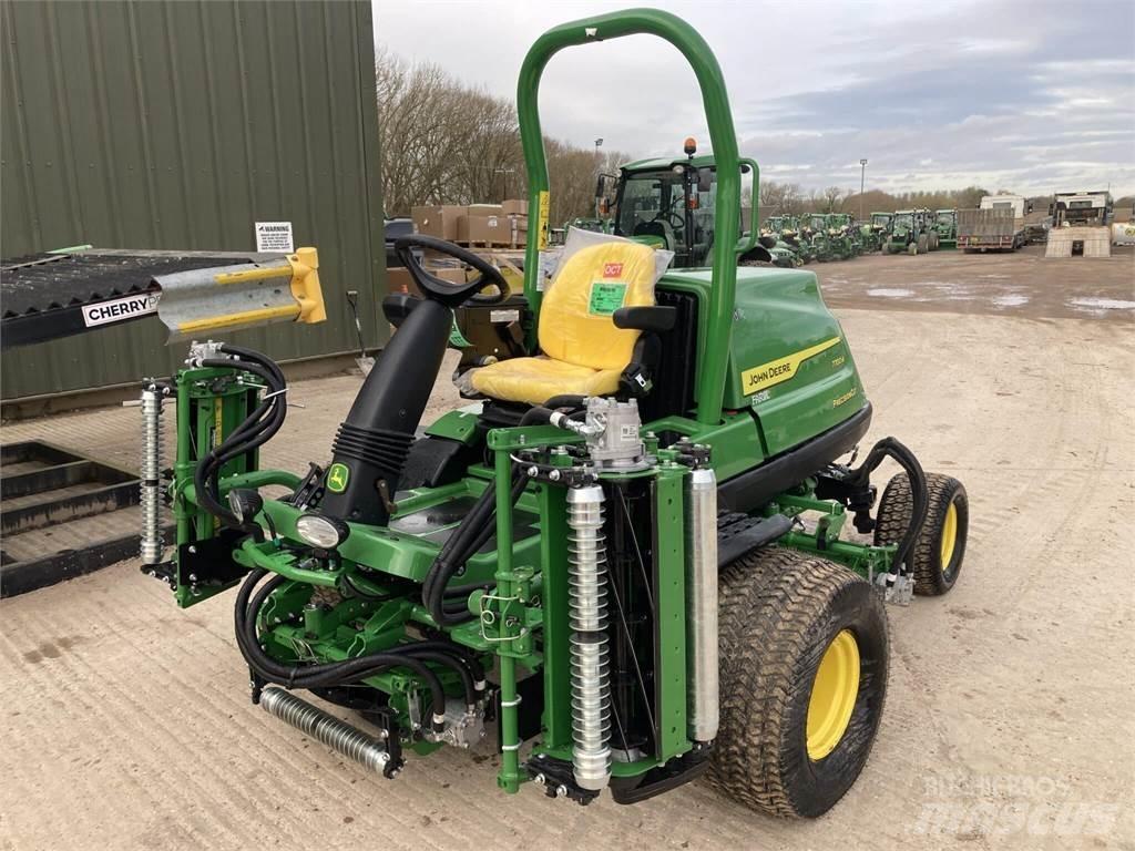 John Deere 7700A Kosiarki mechaniczne z operatorem za maszyną
