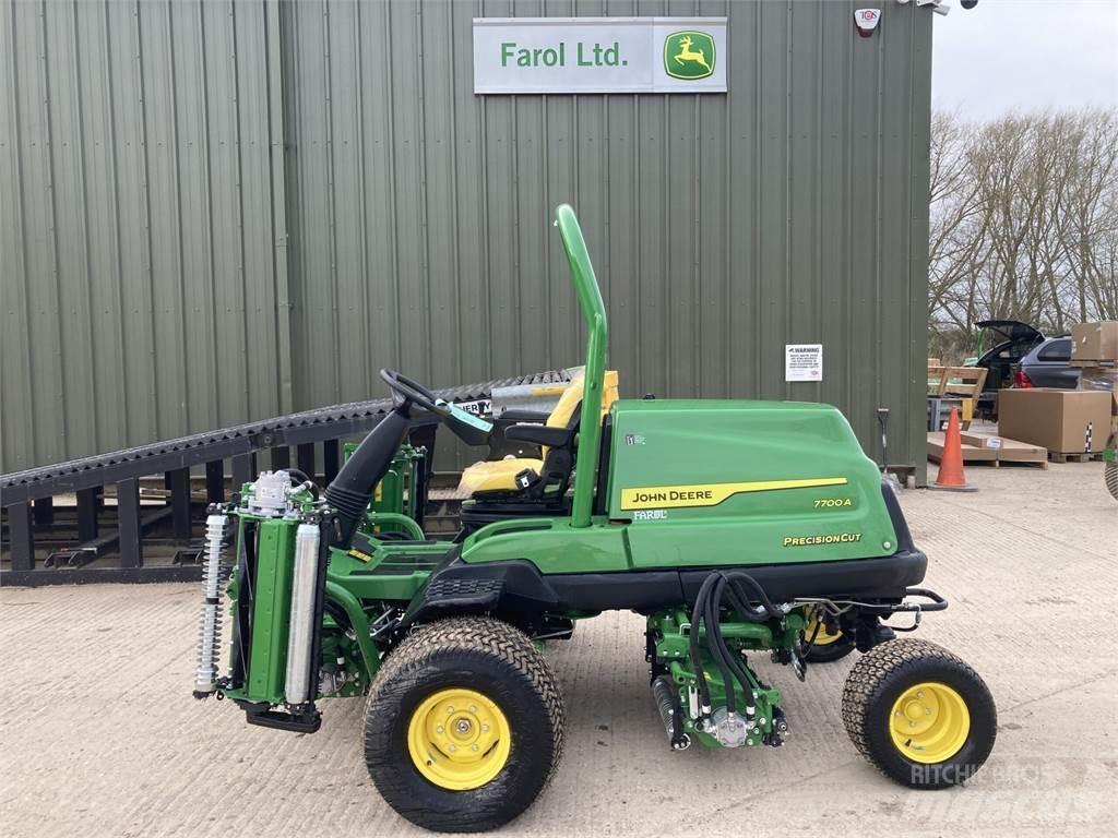 John Deere 7700A Kosiarki mechaniczne z operatorem za maszyną