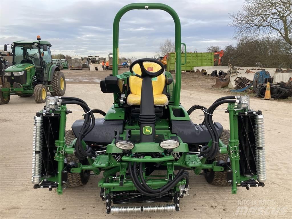 John Deere 7700A Kosiarki mechaniczne z operatorem za maszyną