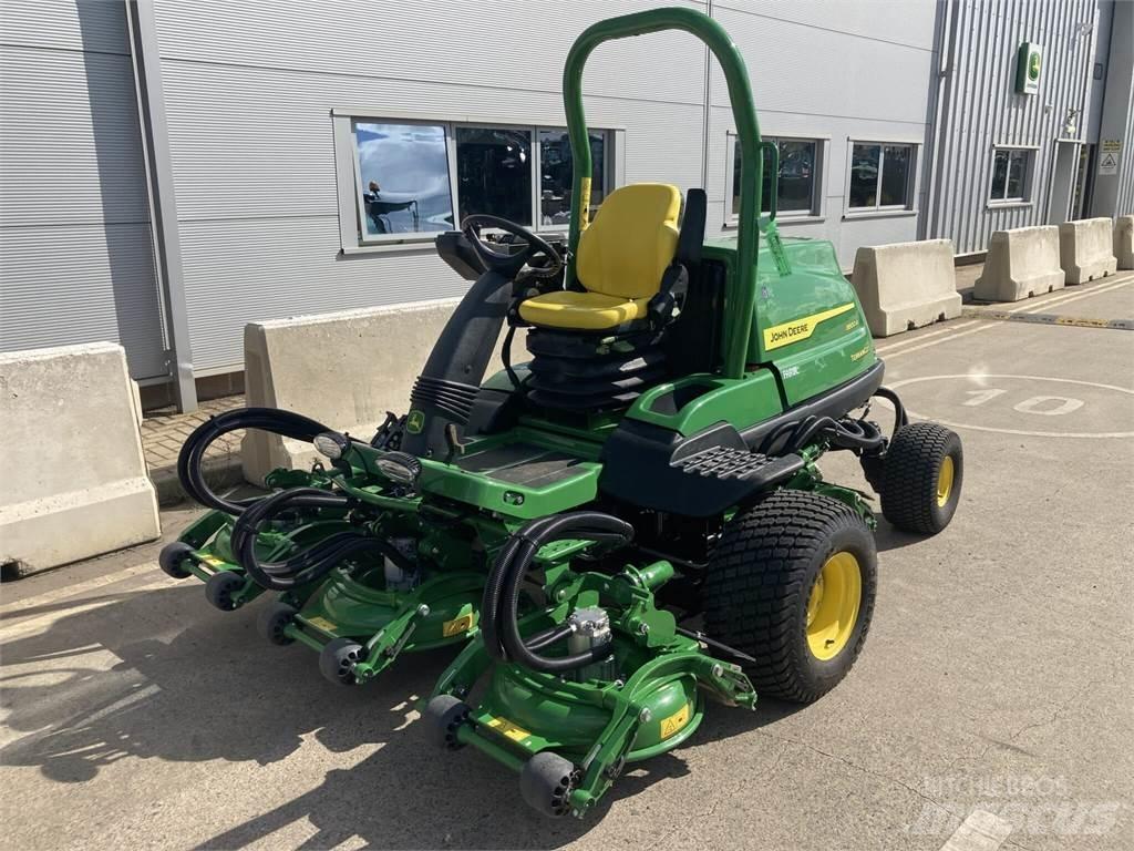 John Deere 8800A Kosiarki mechaniczne z operatorem za maszyną