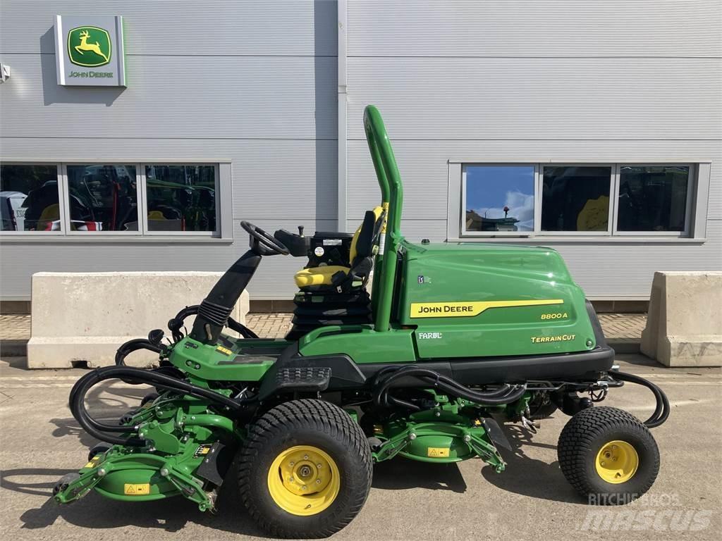 John Deere 8800A Kosiarki mechaniczne z operatorem za maszyną