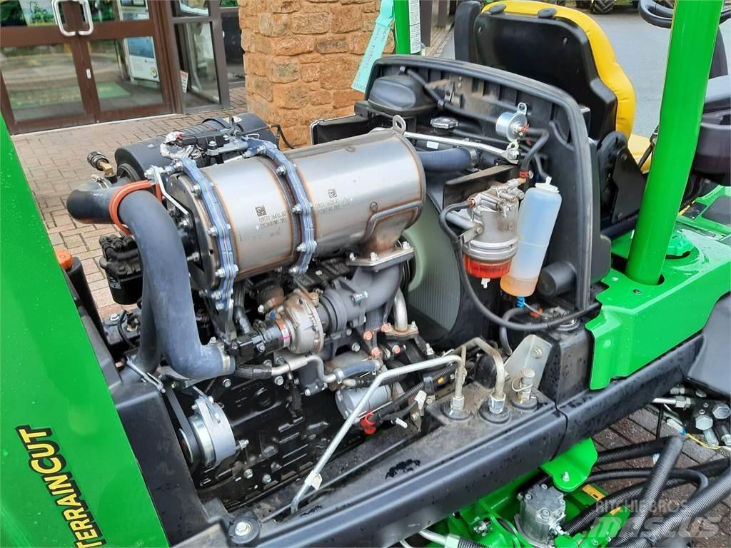 John Deere 8800A Kosiarki mechaniczne z operatorem za maszyną