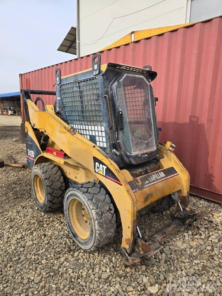 CAT 242 B Ładowarki burtowe