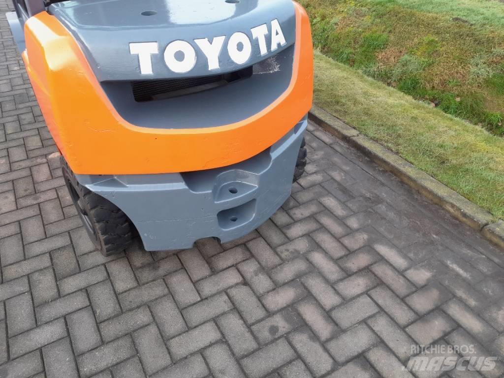 Toyota Tonero 25 Wózki Diesla