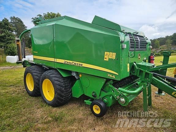 John Deere 744 Prasy zwijające