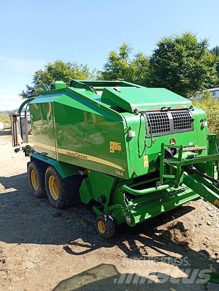 John Deere 744 Prasy zwijające