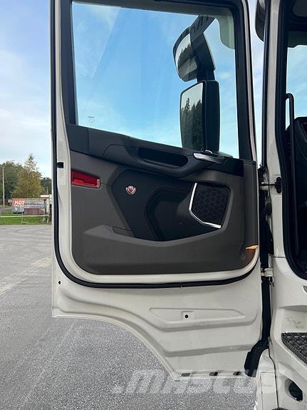 Scania R660 Samochody ciężarowe ze skrzynią zamkniętą