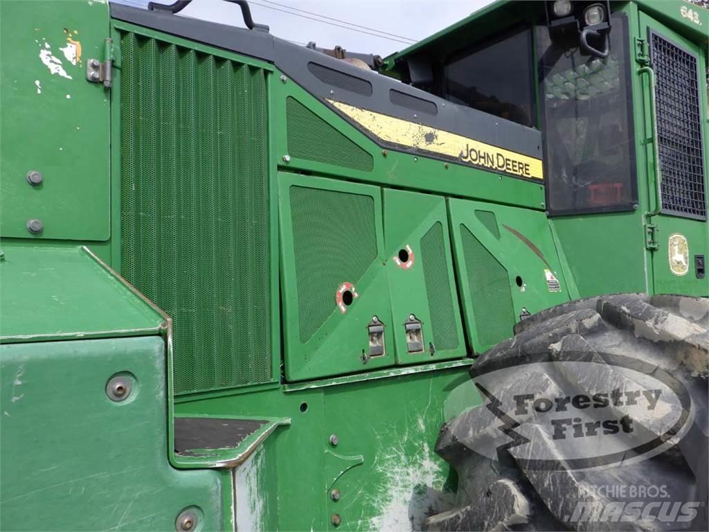 John Deere 643L Harwestery gąsienicowe