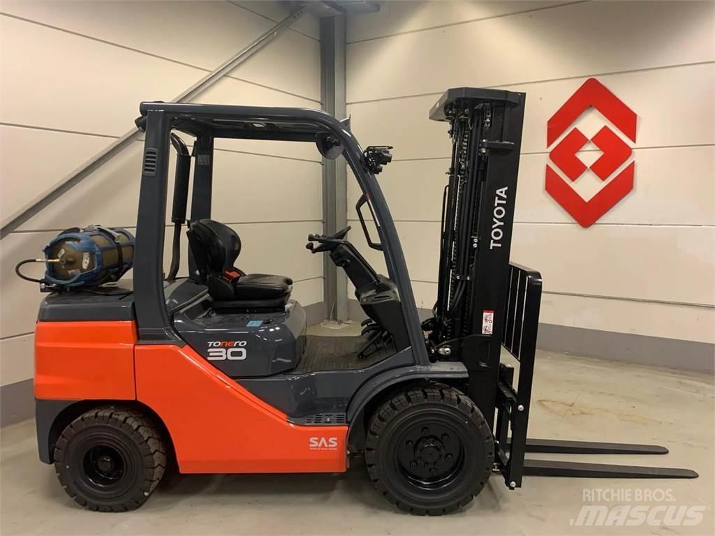 Toyota 02-8FGF30 Wózki LPG