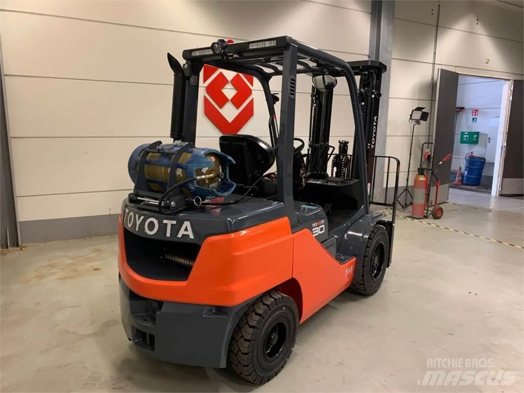 Toyota 02-8FGF30 Wózki LPG