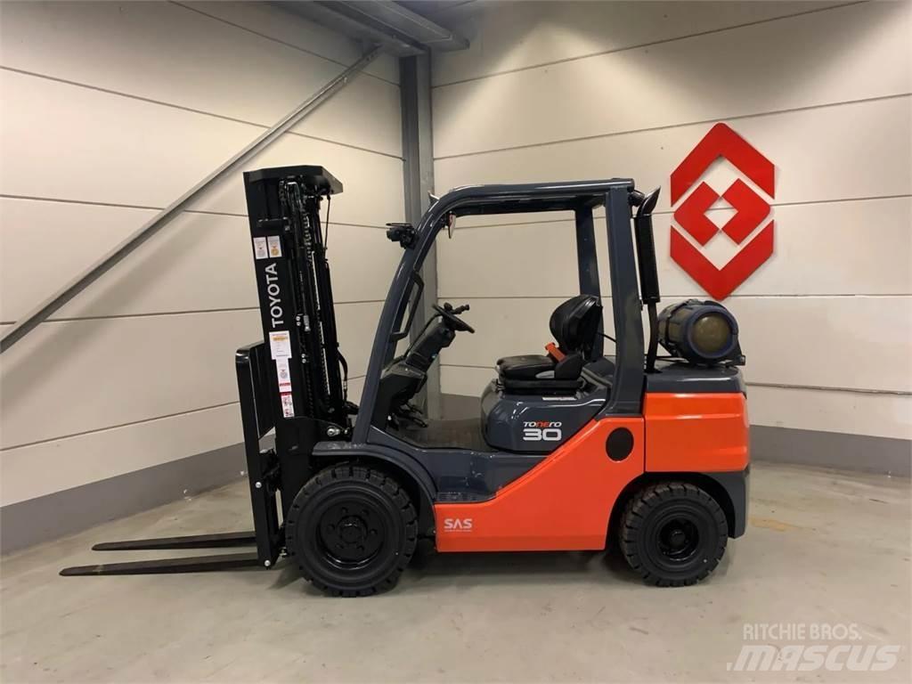 Toyota 02-8FGF30 Wózki LPG
