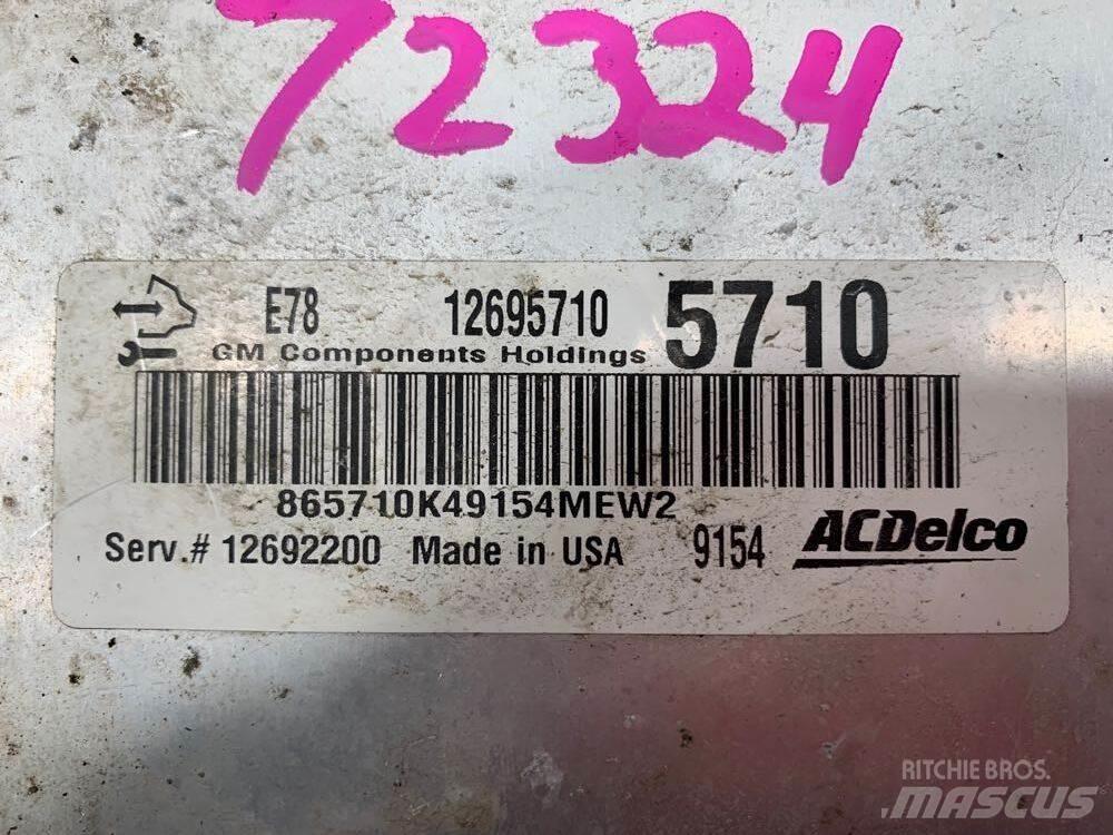 Isuzu NPR Kabiny i wnętrze