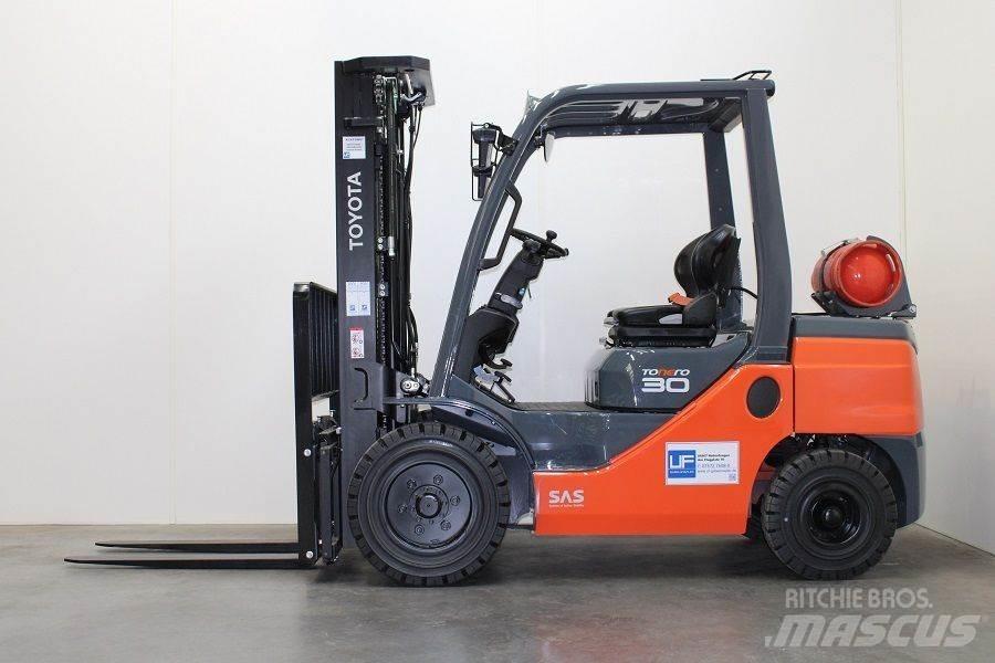 Toyota 02-8FGF30 Wózki LPG